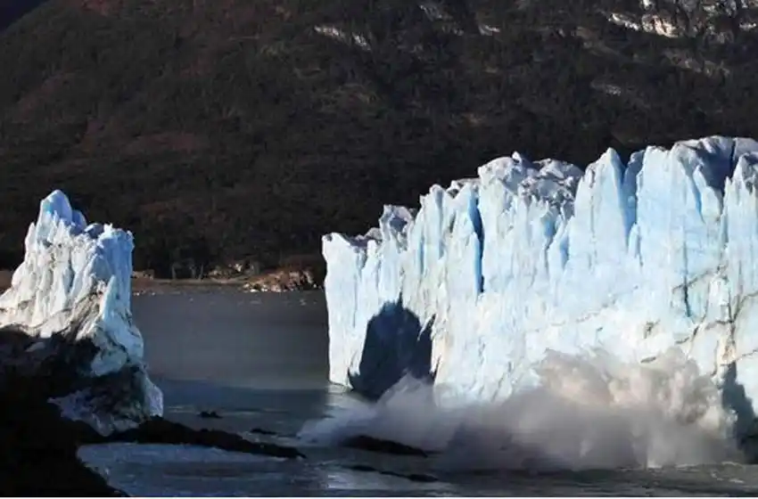 El agua del Glaciar Perito Moreno ingresó al El Calafate y hubo evacuados
