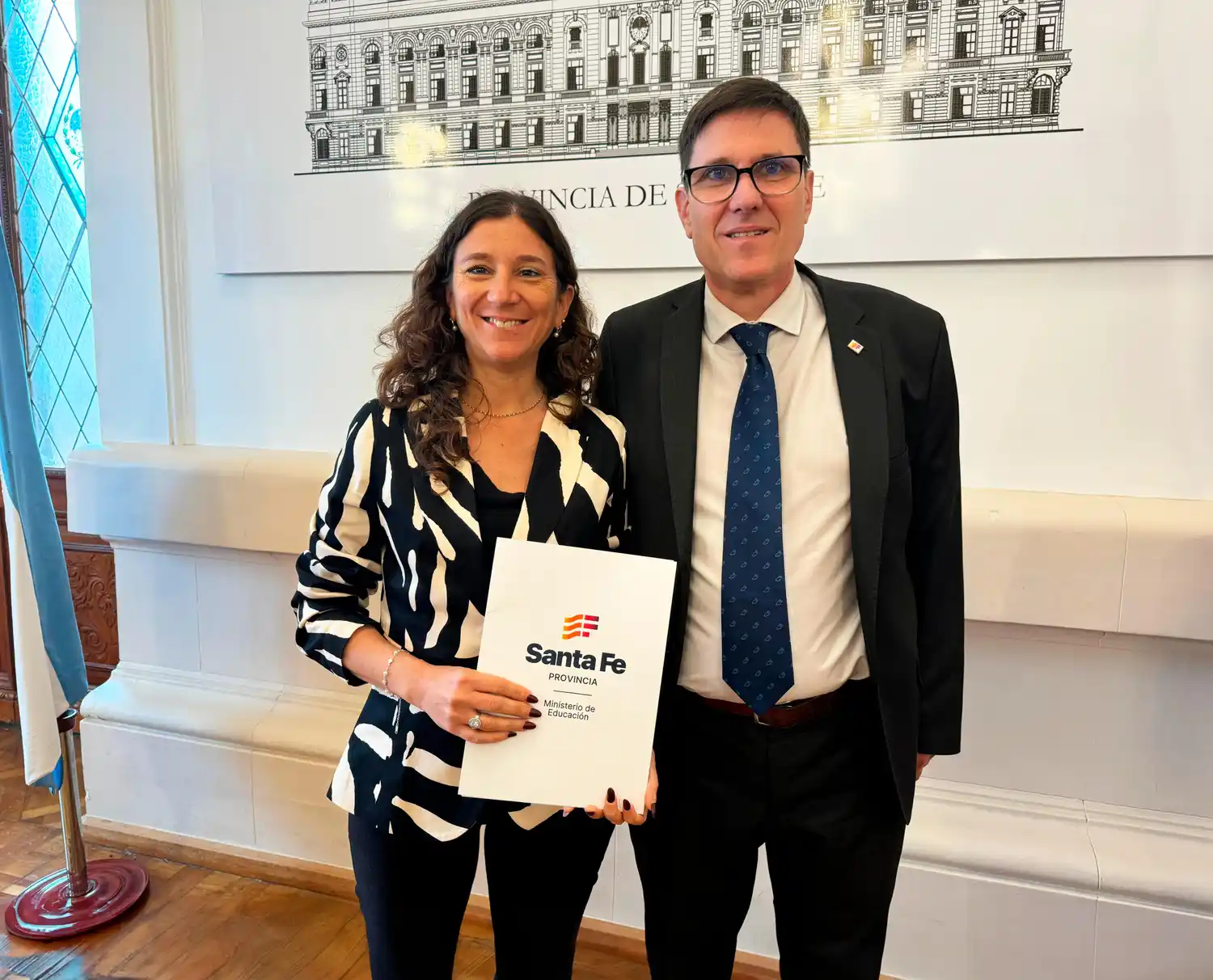 Leticia Di Gregorio junto al ministro de Educación de la provincia de Santa Fe.