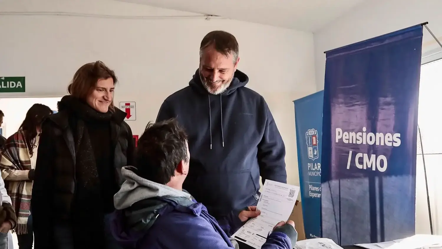 Laurent y Paula González acompañaron a los vecinos en los trámites.