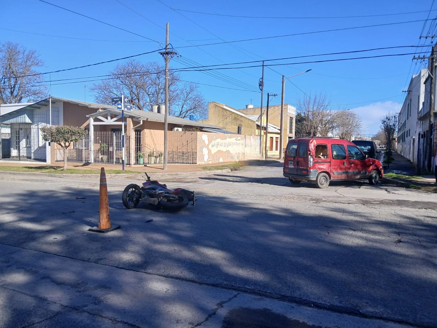 Un choque entre un utilitario y una moto dejó como saldo a dos personas hospitalizadas