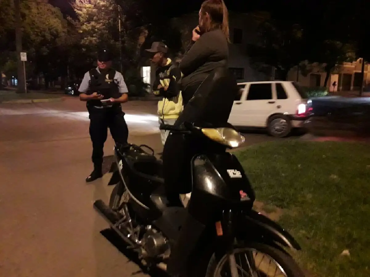 La policía realiza controles en distintos barrios 