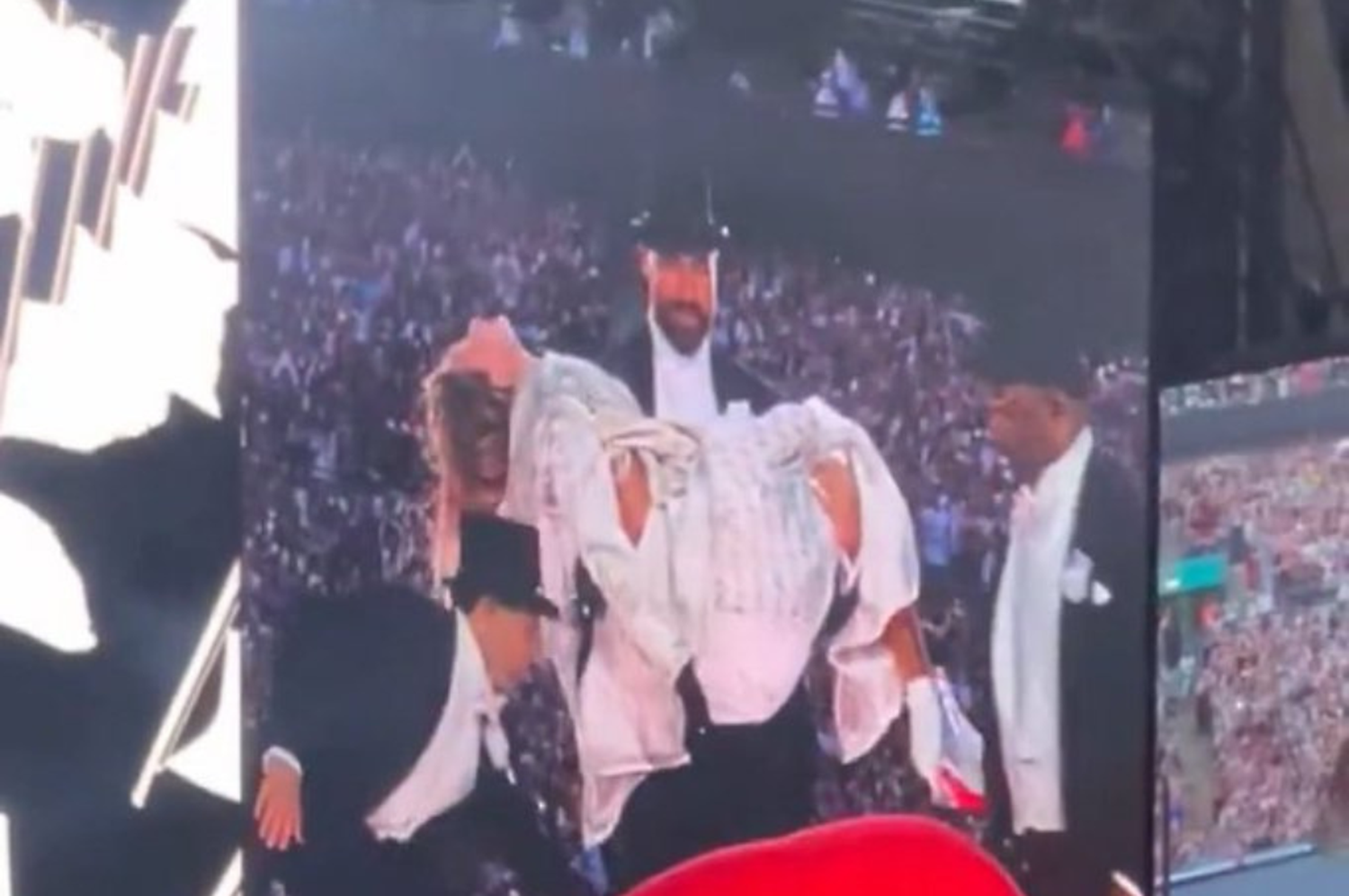 Taylor Swift junto a su novio Travis Kelce