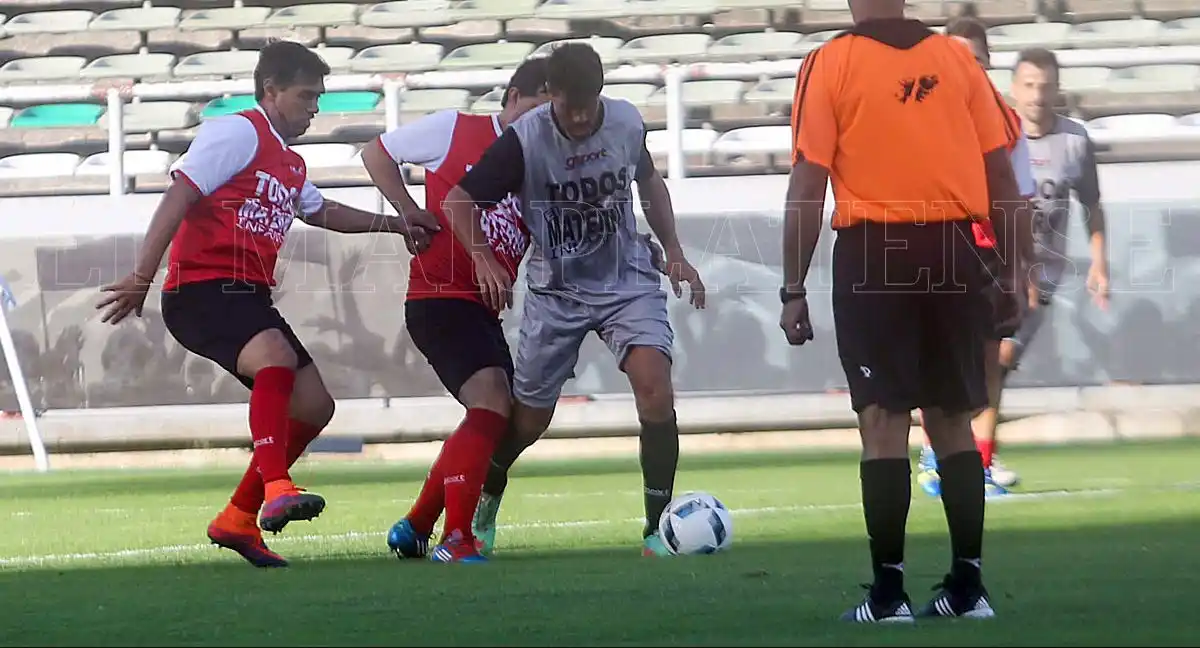 El fútbol y la nostalgia se juntaron para ayudar al Materno