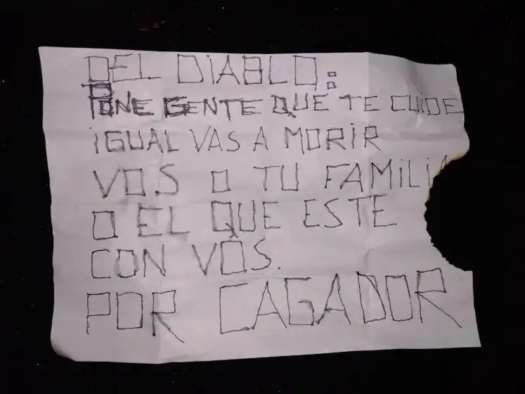 Brutal atentado a un mecánico en zona sudoeste: le balearon la casa, incendiaron tres autos y dejaron una nota amenazante