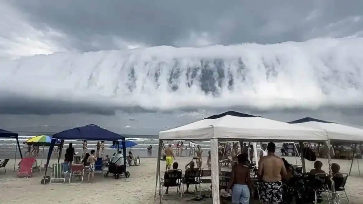 "Tsunami" en el cielo: el impactante fenómeno que asombró y aterró a los bañistas en las playas de Brasil