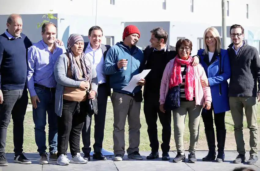 Kicillof encabezó la entrega de 62 viviendas en Florencio Varela