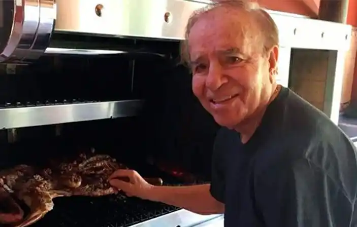 Carlos Menem llegó a Twitter e Instagram con drone, chivito y familia