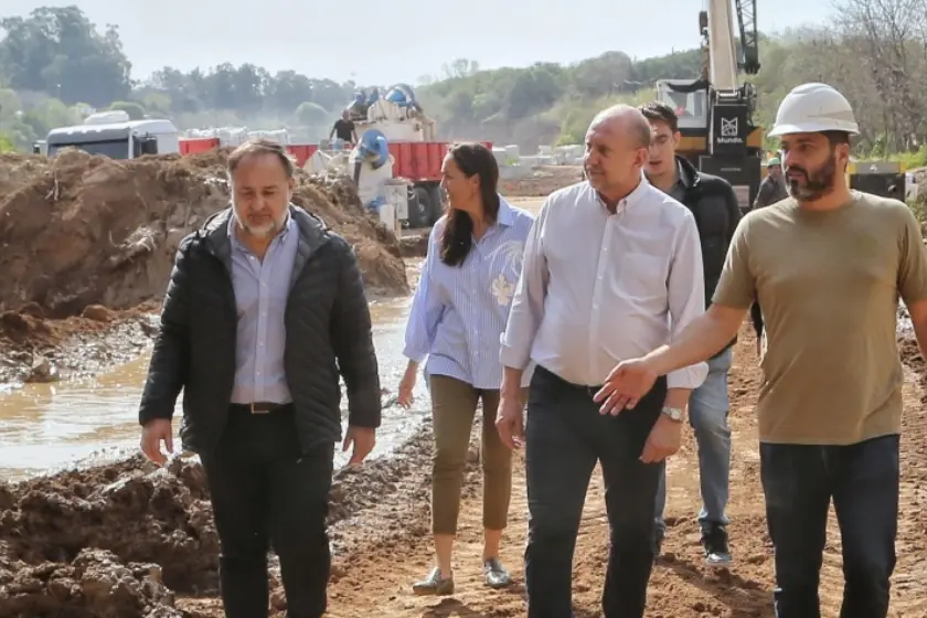 Perotti recorrió los trabajos de estabilización de la cascada del arroyo Saladillo