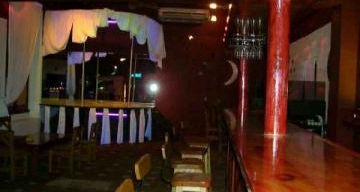 Pocas mujeres en la noche de Strippers