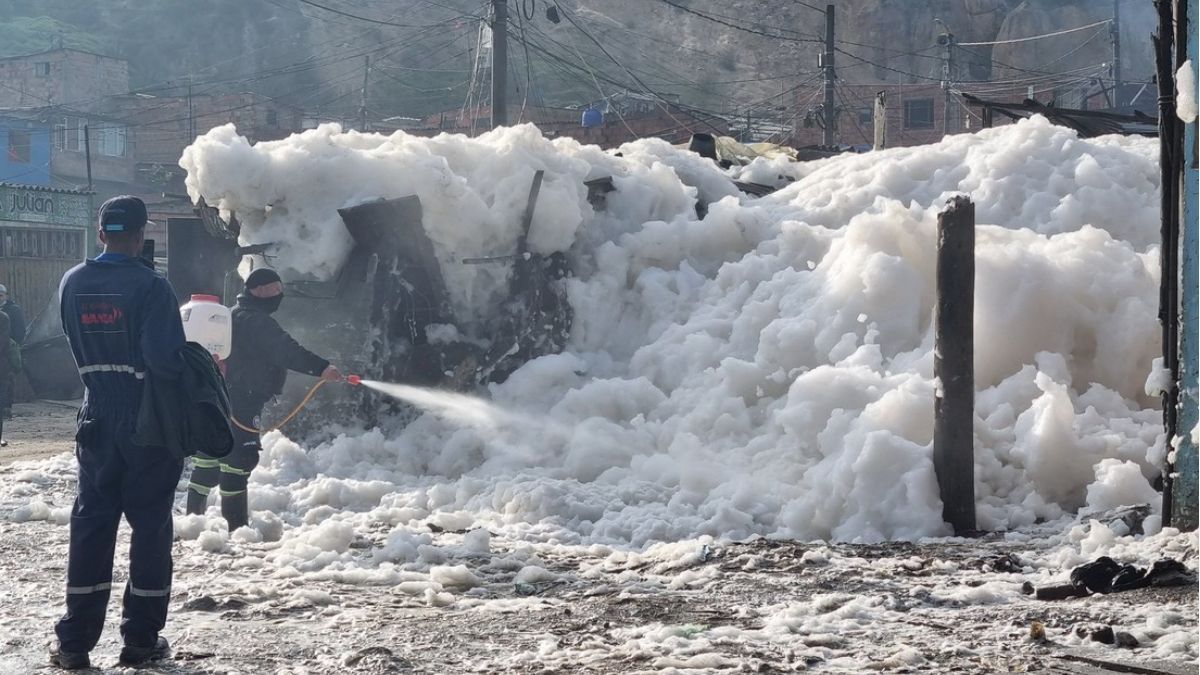 Un barrio de Bogotá quedó atrapado en espuma tóxica por un desborde de aguas negras