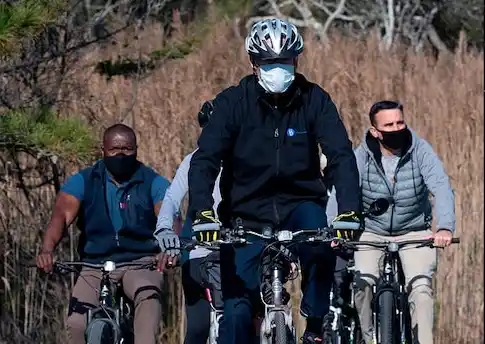 Joe Biden paseó en bicicleta y Trump recorrió una manifestación partidaria