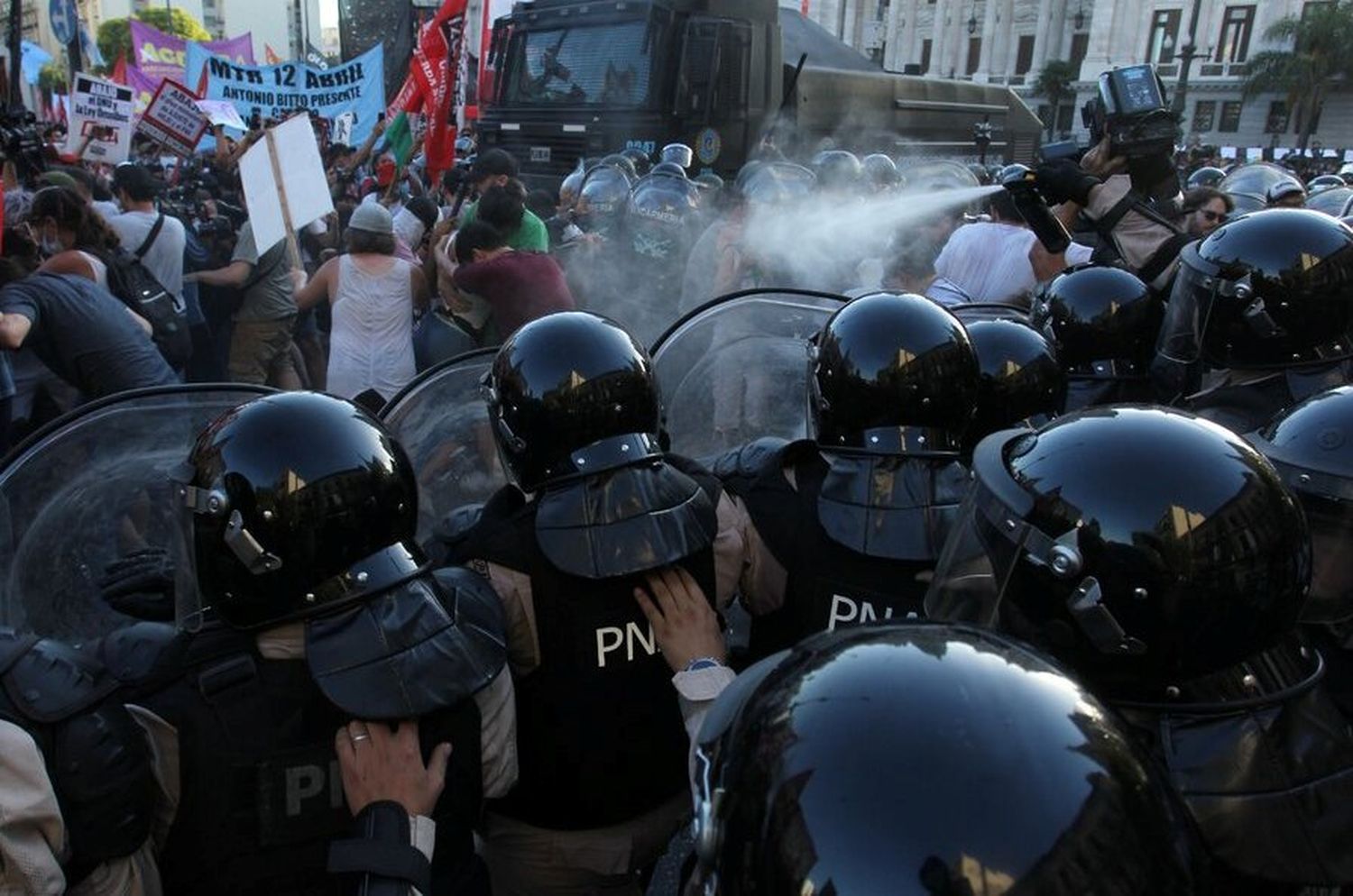 En medio de la manifestación se produjeron cruces con la Gendarmería, que volvió a cargar contra los manifestantes con bastonazos y a disparar gases lacrimógenos.