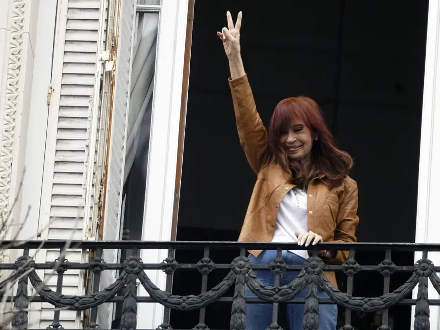 Cristina Kirchner salió a saludar a sus seguidores a 100 días de la condena por Vialidad. Foto: MARIANO SANCHEZ/NA.