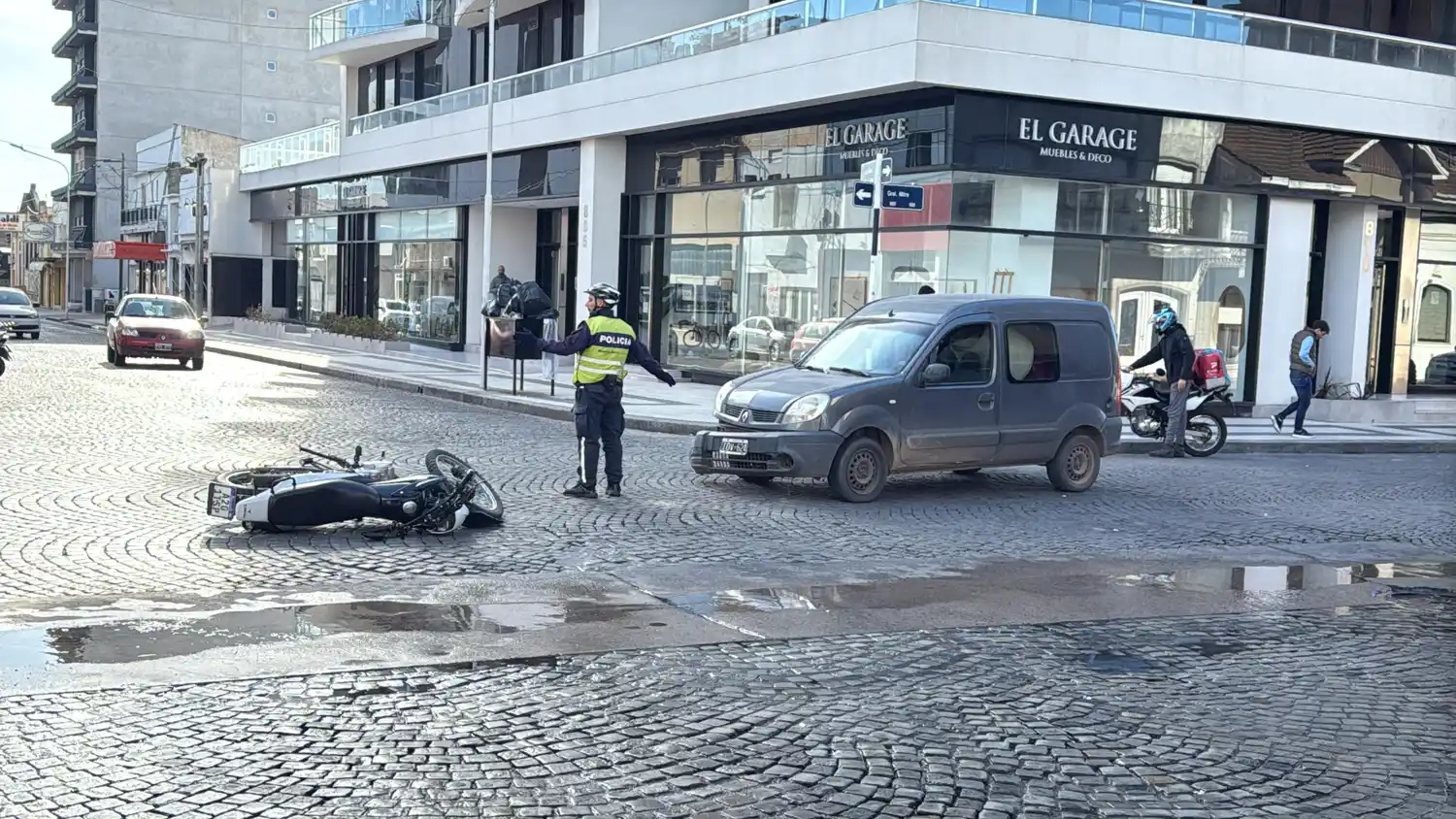 Una joven de 22 años fue hospitalizada tras chocar con su moto contra un auto