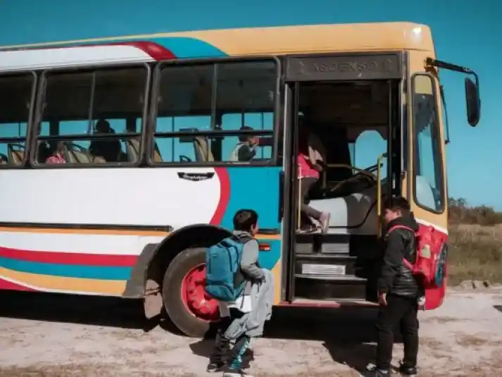 Los transportistas escolares rurales advierten que el servicio está en una "lenta agonía"