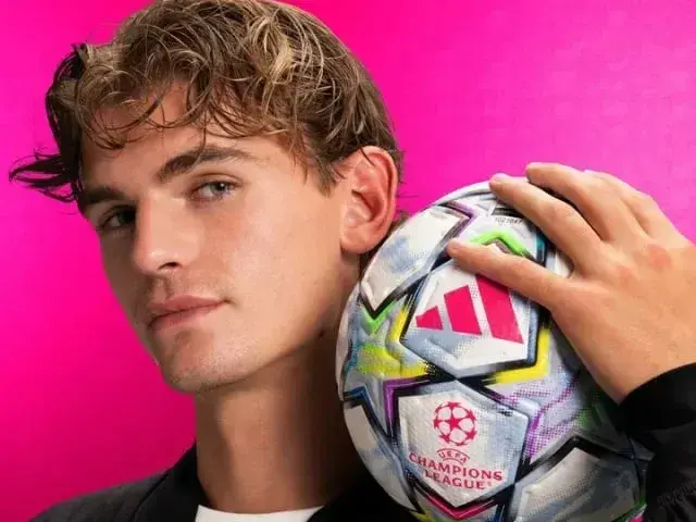 Nico Paz presentó la nuevo pelota que usará la Champions League 2026-2027. Foto:Uefa
