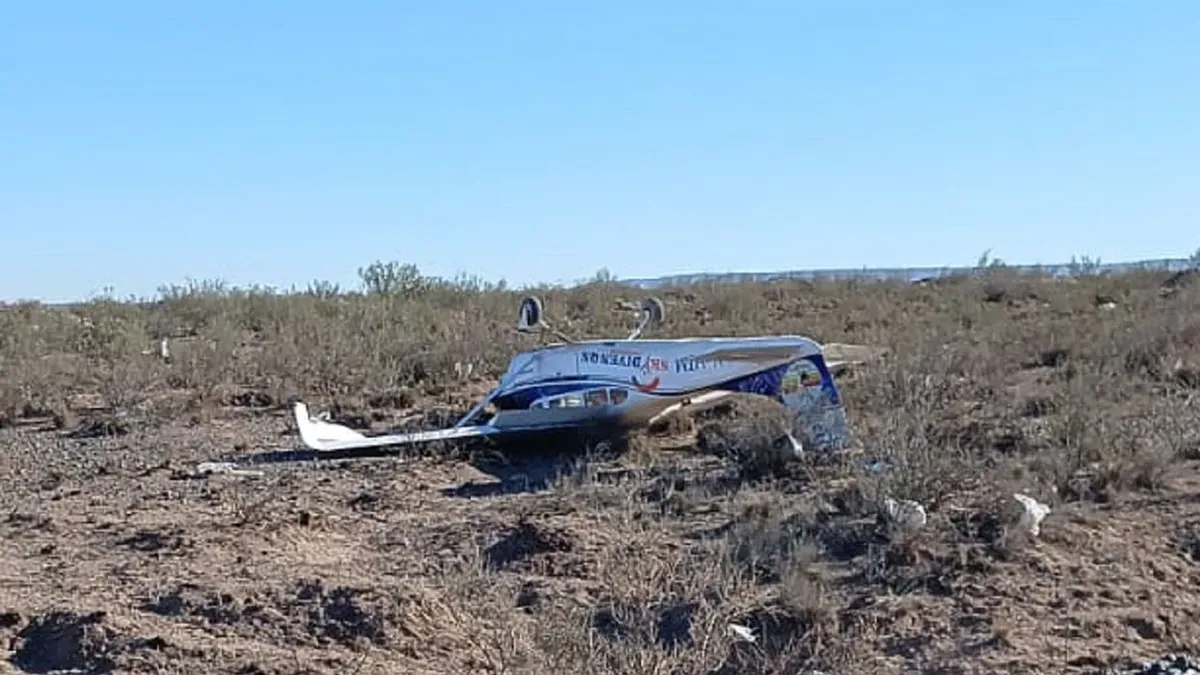 La avioneta, que tenía como destino Bariloche, se precipitó al suelo durante el despegue.