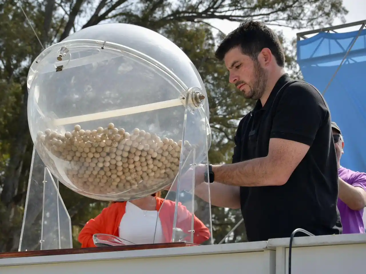 El intendente Leonel Chiarella encabezará el sorteo.