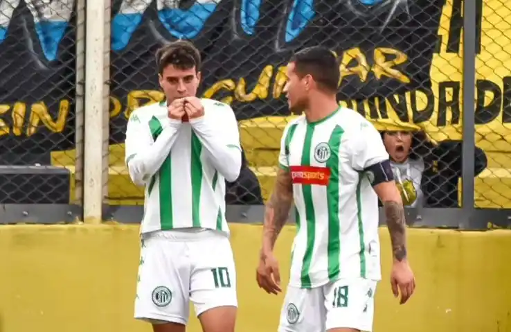 Ezequiel Goiburu destejando el gol del empate ante Olimpo (Foto: Prensa Kimberley)