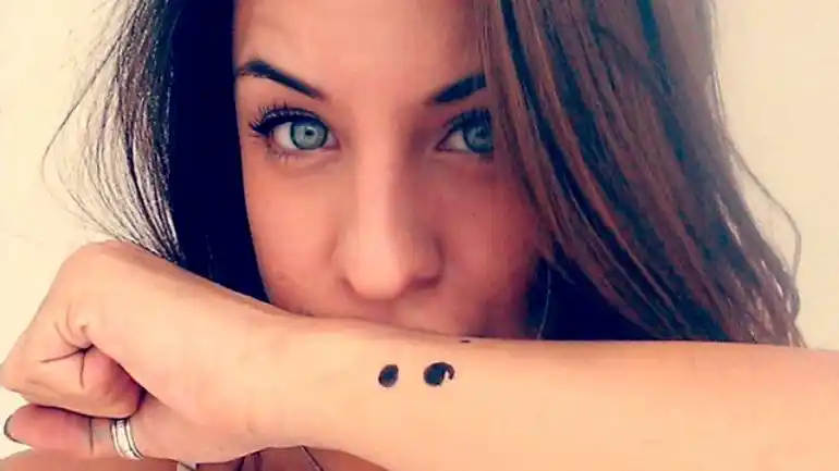 El tatuaje de punto y coma, ¿una moda o un símbolo de fortaleza?