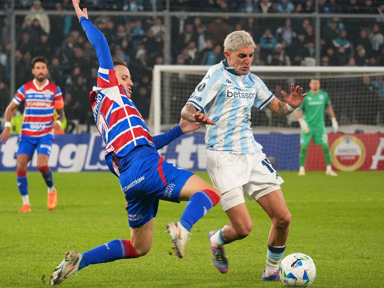 Racing lo ganó al final y aseguró el liderazgo del grupo
