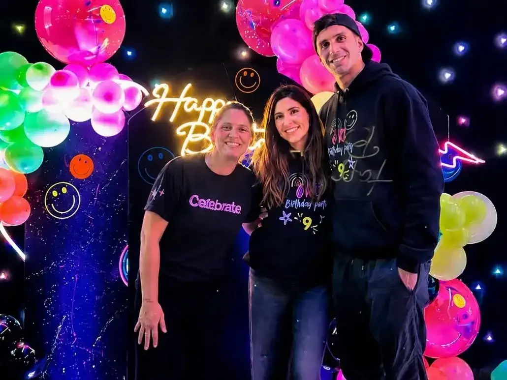 Miriam Mansilla, organizadora del evento, junto con el Dibu y Mandinha.