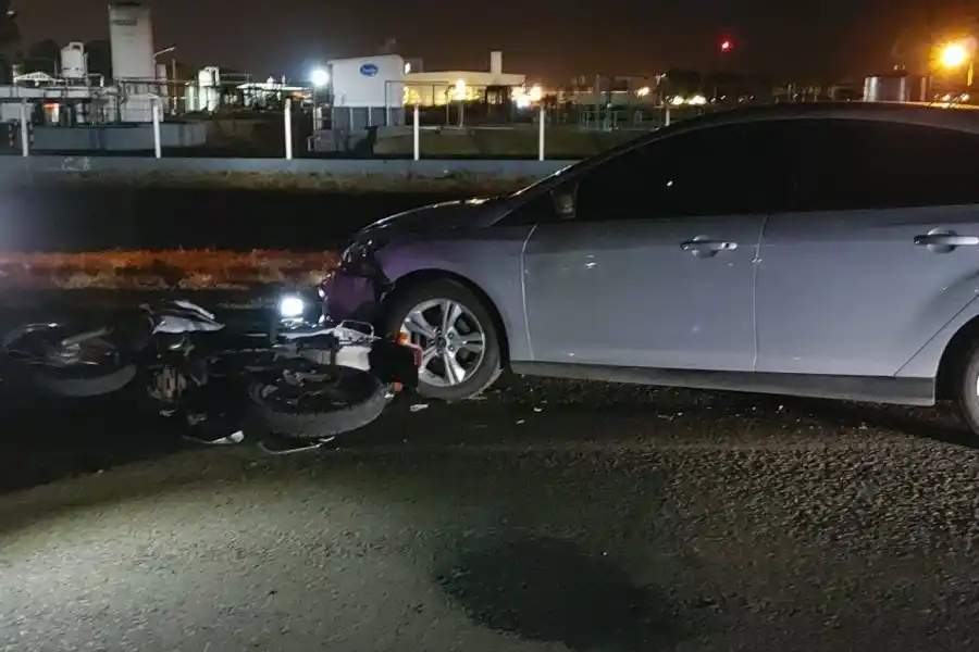 Un Ford Focus impactó con una moto Honda Tornado a metros del acceso a la ciudad de Sunchales