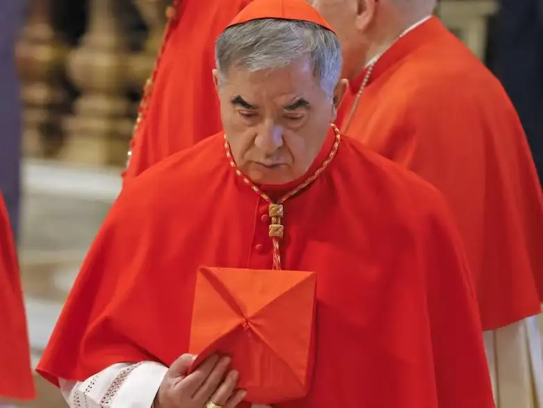 Giuseppe Becciu despide al papa Francisco en la Basílica de San Pedro, 23 de abril de 2025. FOTO: Anadolu - Anadolu