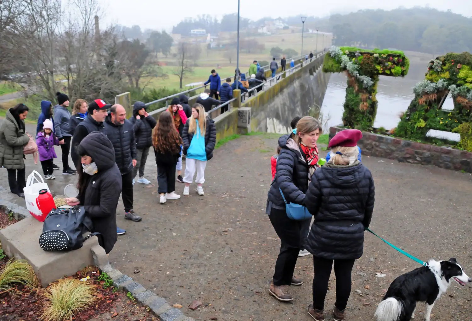Pese al mal clima, los turistas no se desalentaron e igual aprovecharon los paseos al aire libre