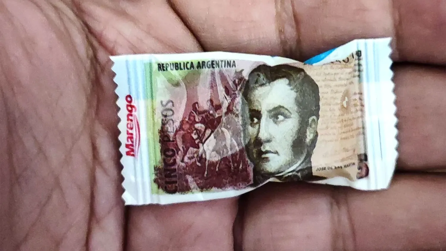 Volvió el billete de $5 en forma de caramelos: una empresa los rescató del olvido para usarlos como vuelto