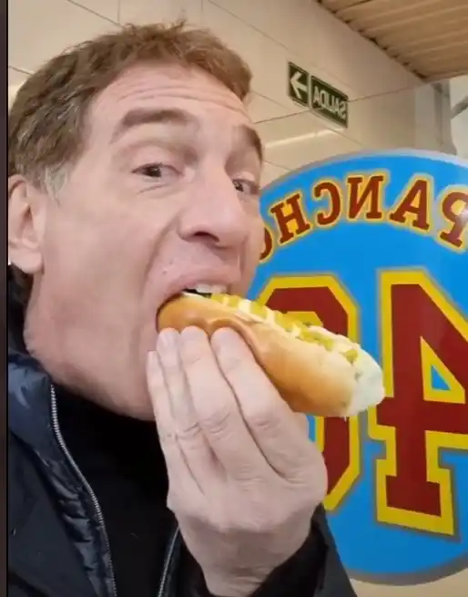 Santilli en campaña electoral: Se “clavó” un pancho en local tradicional de San Martín y lo mostró en redes