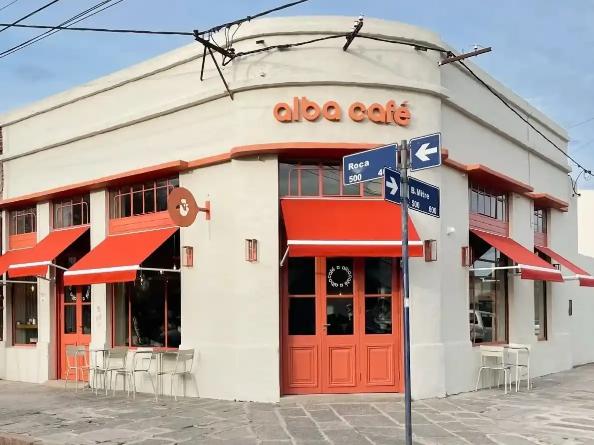 Alba Café se encuentra en la esquina de Roca y Mitre