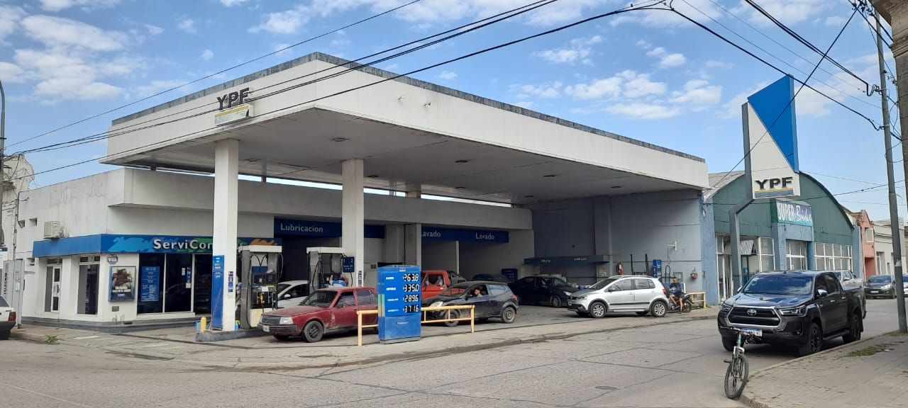 ¿Cuál es la razón detrás de la falta de combustible y gasoil en distintas estaciones de servicio?