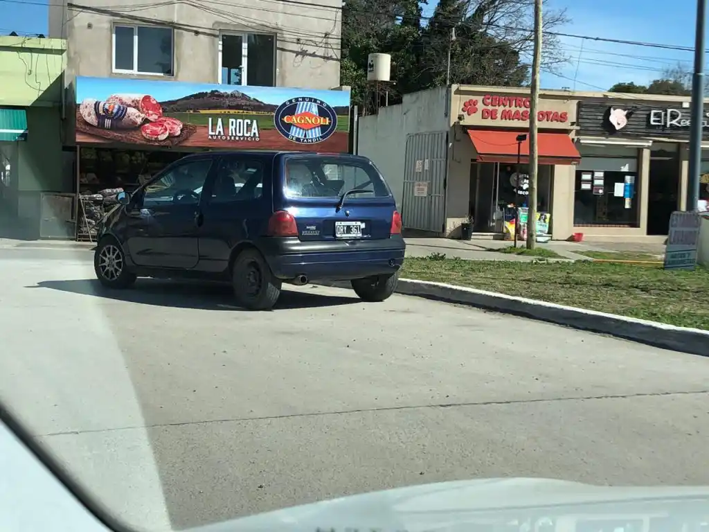 Estacionan en plena rotonda