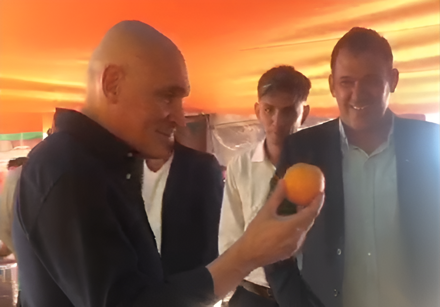 Espert pasó por el stand de San Pedro en Expoagro y chicaneó a Kicillof: "Esto es una naranja"