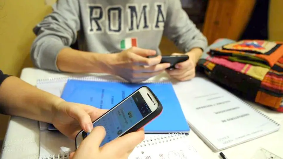 Buscan prohibir la venta de celulares a menores de 14 años