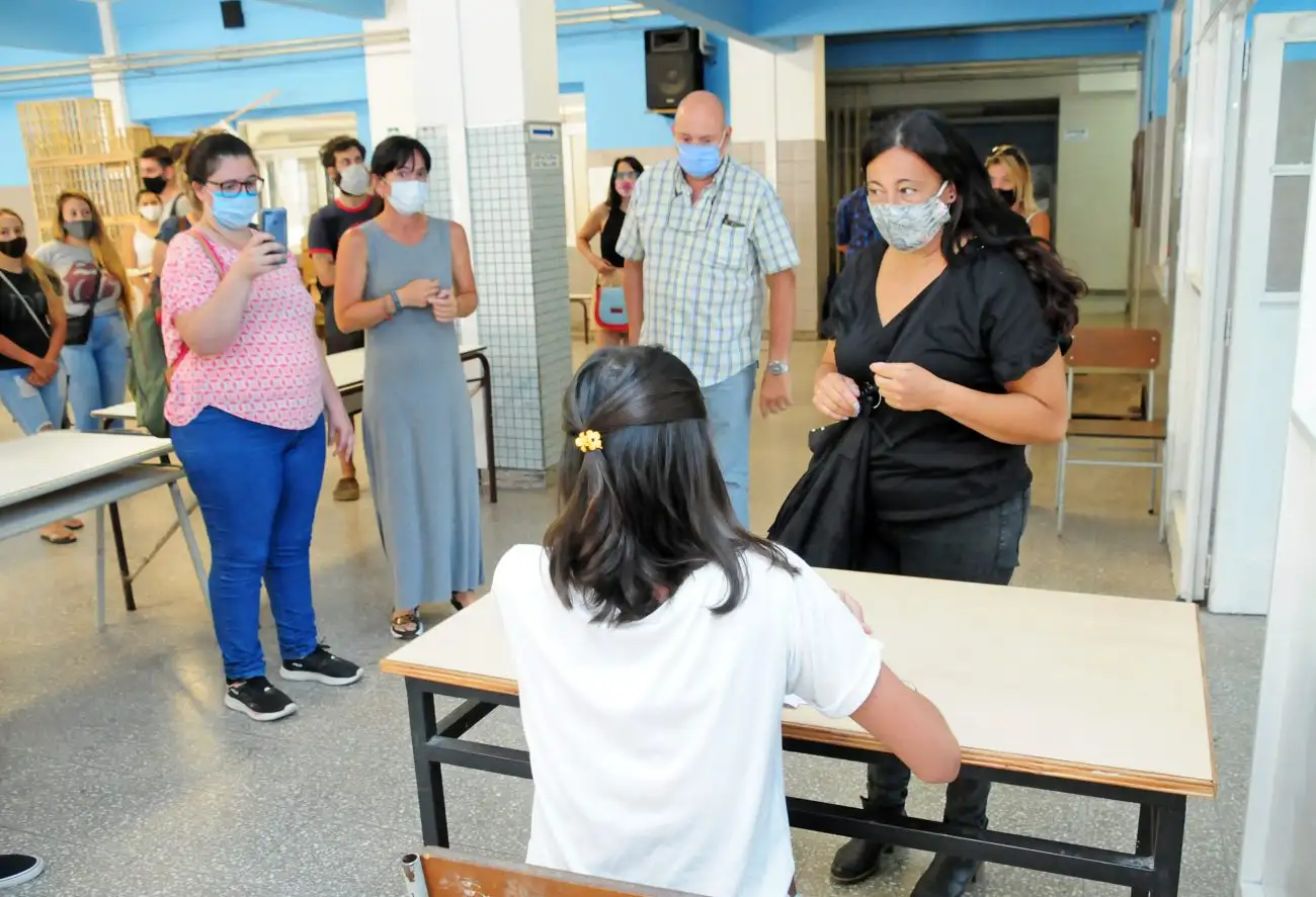 La ciudad se prepara para vacunar a mayores de 60 y a pacientes de riesgo en las escuelas