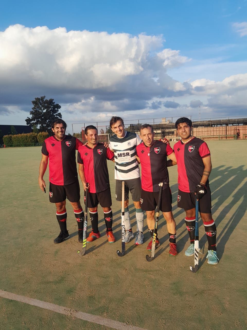 En la gráfica. Los Gualeyos junto al jugador de los Leones Nicolas Acosta