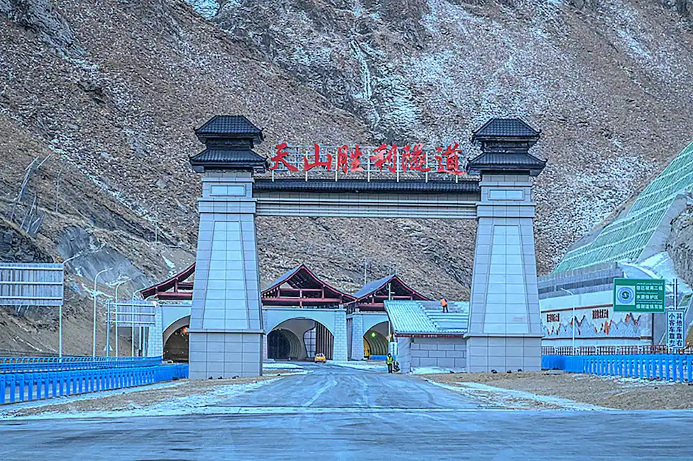 El túnel Shengli en Xinjiang