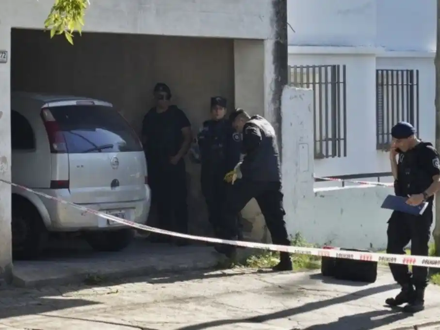 La cochera de la mujer donde fue atacada este martes temprano de varios balazos a la cabeza. (Alan Monzón/Rosario3)
