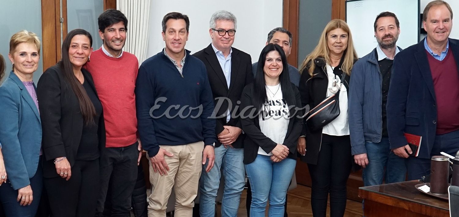 Reunión. Rojas junto a Silvina Jensen, Paula Argüello, Rodrigo Irigoyen, Marcelo Rivero, Verónica Bibbó, Pablo Nosek, Evangelina Almada, Julián Kristiansen y
Marcelo Schwarz, algunos de los presentes en el encuentro