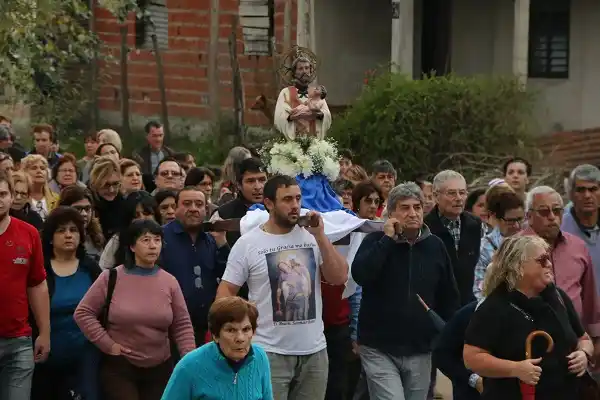 Un centenar de fieles pidió trabajo y agradeció a San Cayetano