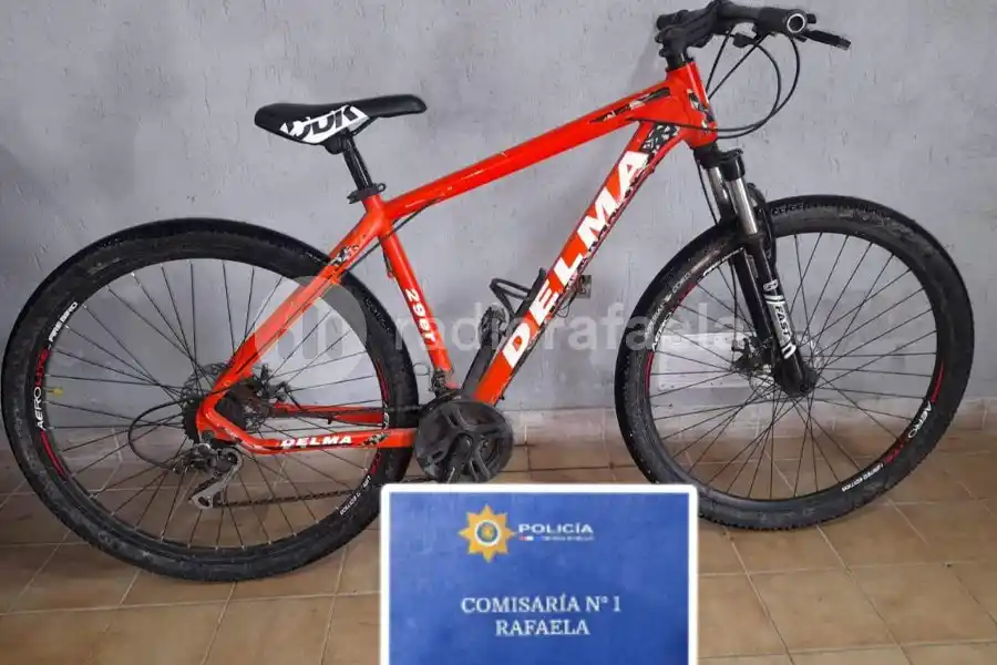 Dejó la bici en la vereda y se la robaron: la tenía un sujeto que la estaba ofreciendo en la calle