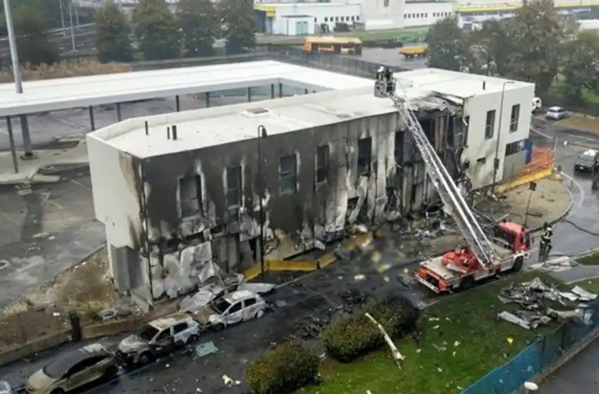 Un avión se estrelló contra un edificio cerca de Milán y hay ocho muertos
