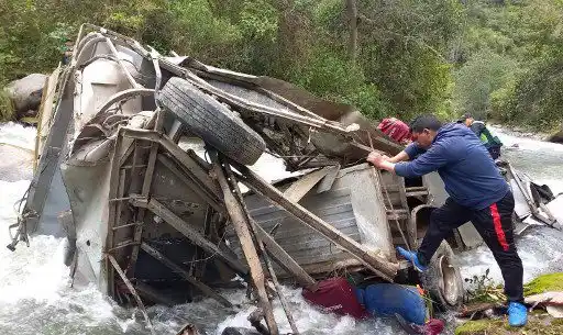 Autobús cae a un abismo en norte de Perú: REPORTAN AL MENOS 23 MUERTOS