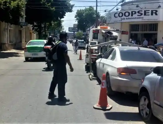 Grúa municipal se llevó un BMW mal estacionado en el centro