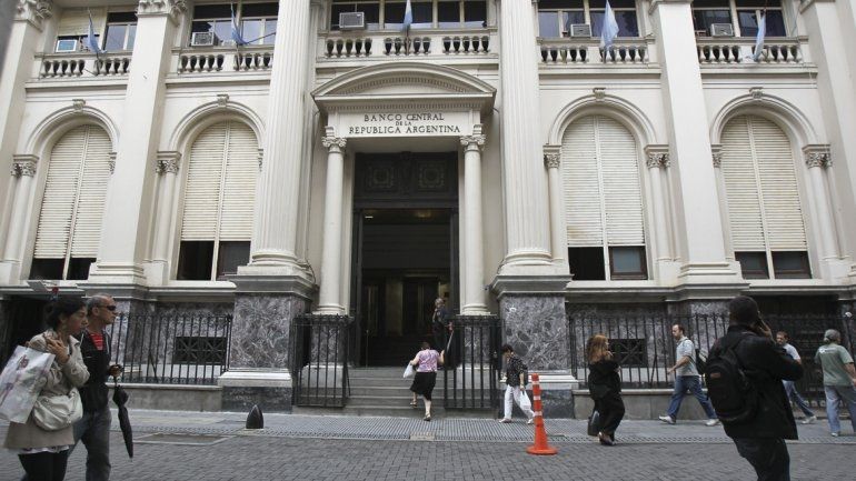 Evalúan regulación de la tasa que pondría un tope de 37% a los créditos personales
