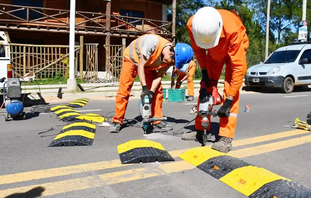 Reductores de velocidad y nueva señalización vial en diferentes puntos de la ciudad