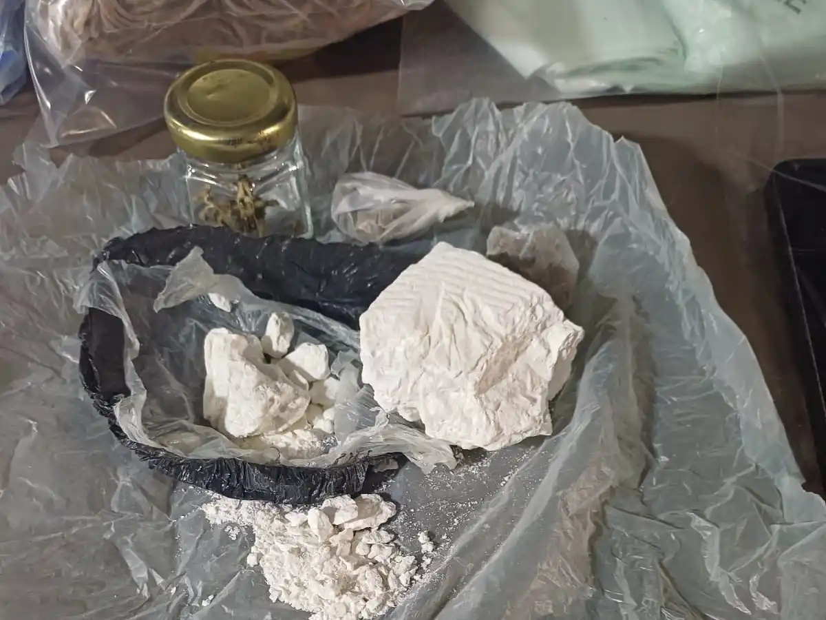 Tres detenidos por venta de drogas en Roldán