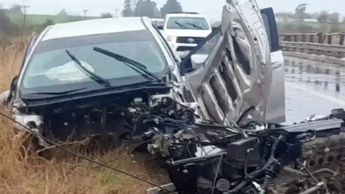 Un auto chocó y quedó destrozado en medio del temporal